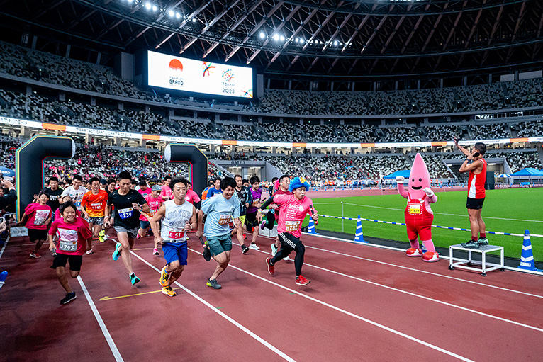 夜の国⽴競技場でリレーマラソン開催。「TOKYO ナイトリレー&1マイルin国⽴競技場」参加者募集中