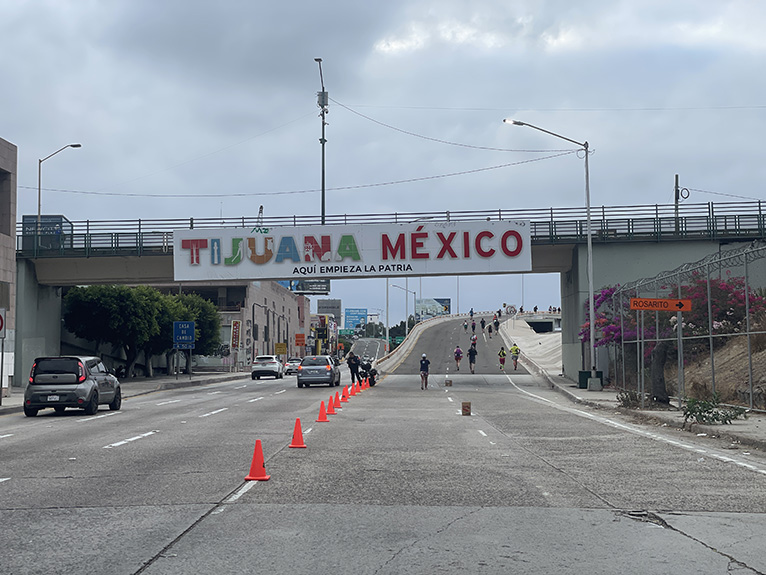 アメリカとメキシコの国境を走って渡るハーフマラソン