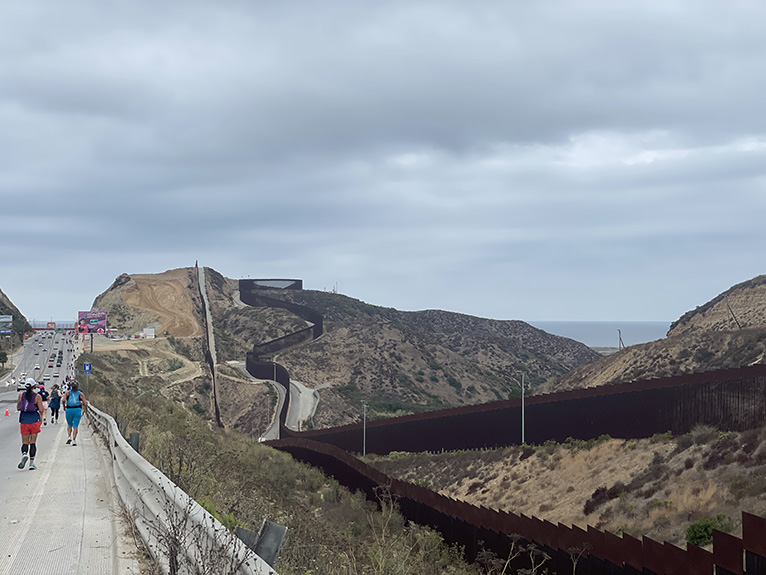 アメリカとメキシコの国境を走って渡るハーフマラソン