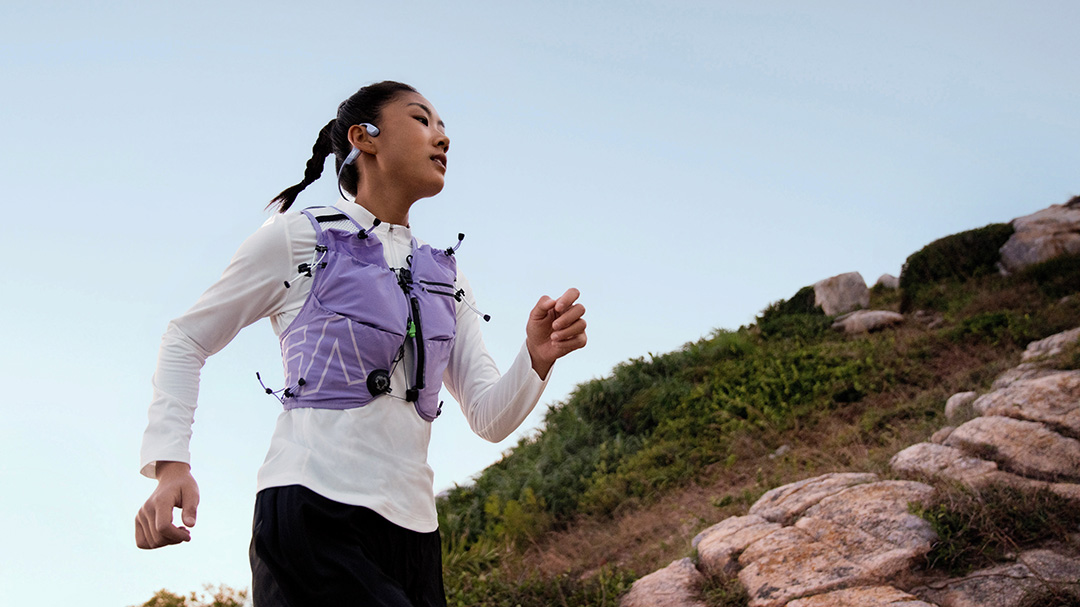 Shokz<ショックス>の人気骨伝導イヤホン「OpenRun」にスポーツも日常も彩るパープルの新色が仲間入り