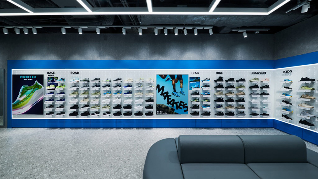 東京・丸の内と高輪にHOKA＜ホカ＞の新店舗がオープン。ランニングからライフスタイルまで展開