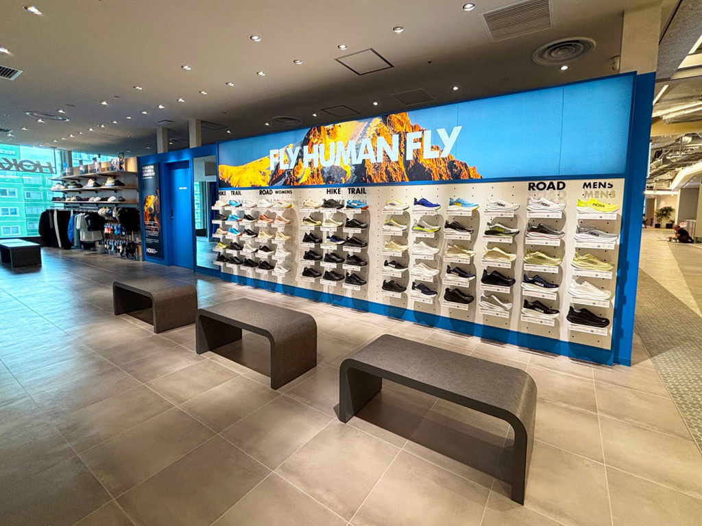 東京・丸の内と高輪にHOKA＜ホカ＞の新店舗がオープン。ランニングからライフスタイルまで展開