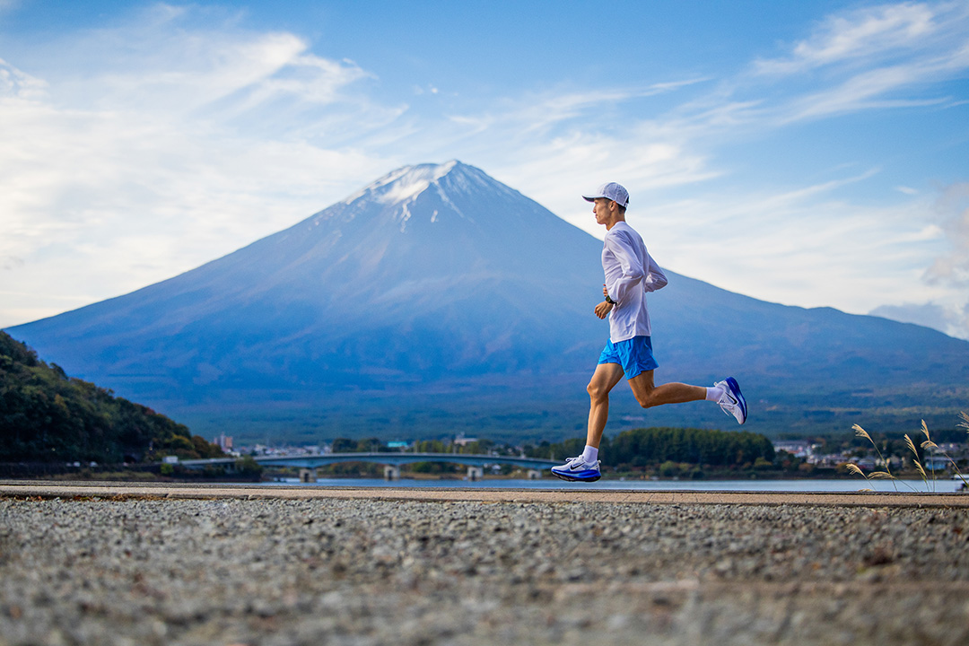 富士山を彷彿とさせるカラーで登場。NIKE<ナイキ>の「CASUAL RUN CLUB PACK」第2弾が、スポーツデポ・アルペンにて11月21日より限定発売開始