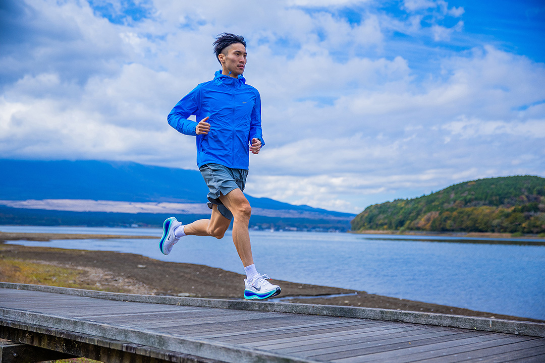 富士山を彷彿とさせるカラーで登場。NIKE<ナイキ>の「CASUAL RUN CLUB PACK」第2弾が、スポーツデポ・アルペンにて11月21日より限定発売開始