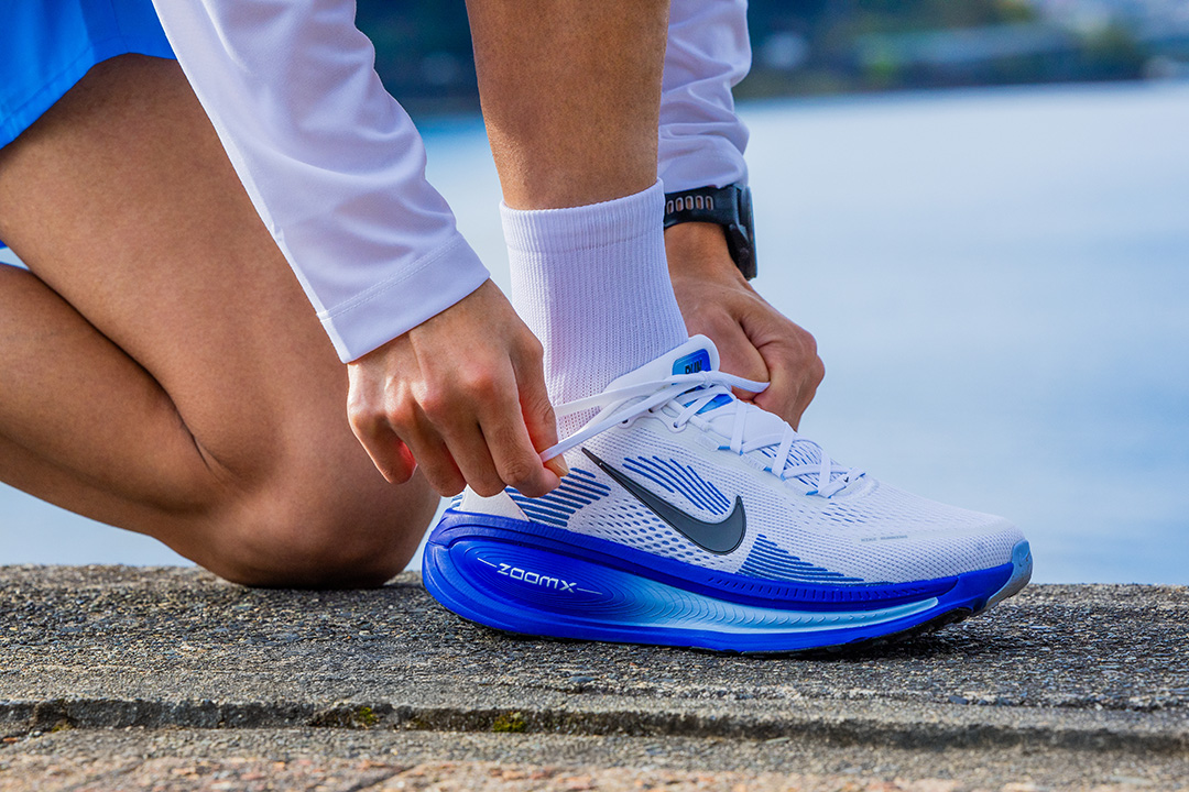 富士山を彷彿とさせるカラーで登場。NIKE<ナイキ>の「CASUAL RUN CLUB PACK」第2弾が、スポーツデポ・アルペンにて11月21日より限定発売開始