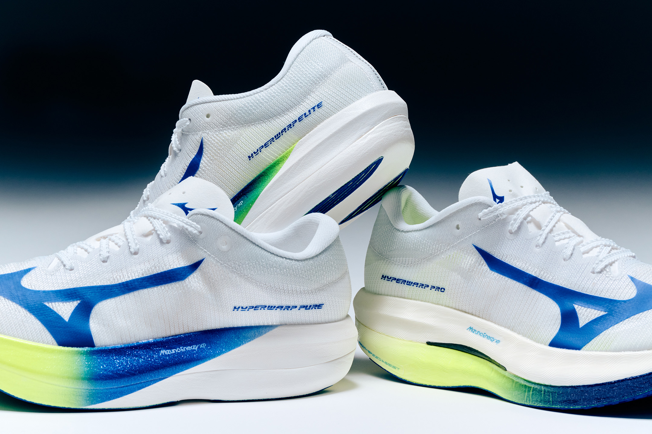 勝負レースにおいて、自分の限界を超越するために誕生。それが軽量性と反発性、安定性の3拍子が揃った、MIZUNO HYPERWARPだ!