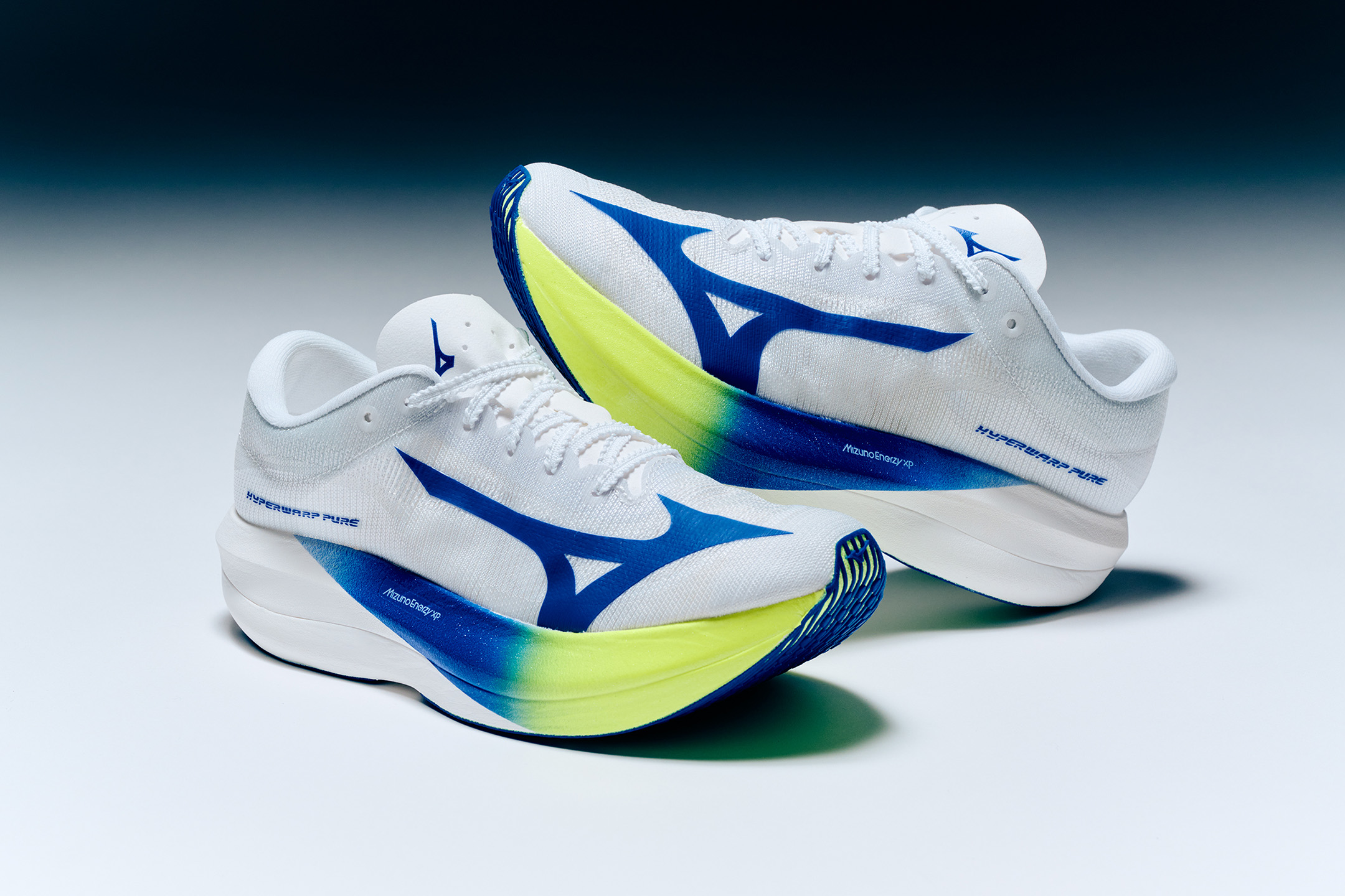 勝負レースにおいて、自分の限界を超越するために誕生。それが軽量性と反発性、安定性の3拍子が揃った、MIZUNO HYPERWARPだ!
