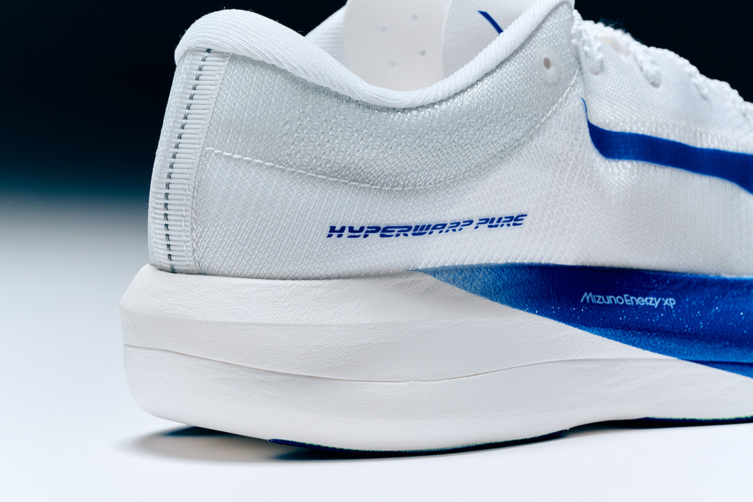 勝負レースにおいて、自分の限界を超越するために誕生。それが軽量性と反発性、安定性の3拍子が揃った、MIZUNO HYPERWARPだ!