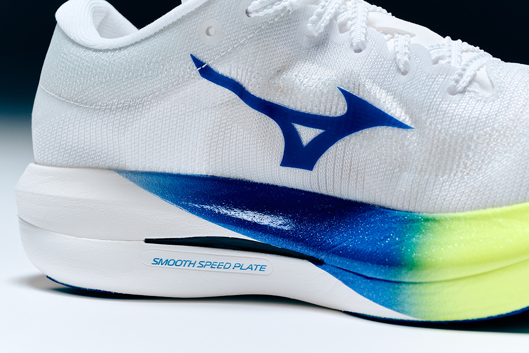 勝負レースにおいて、自分の限界を超越するために誕生。それが軽量性と反発性、安定性の3拍子が揃った、MIZUNO HYPERWARPだ!