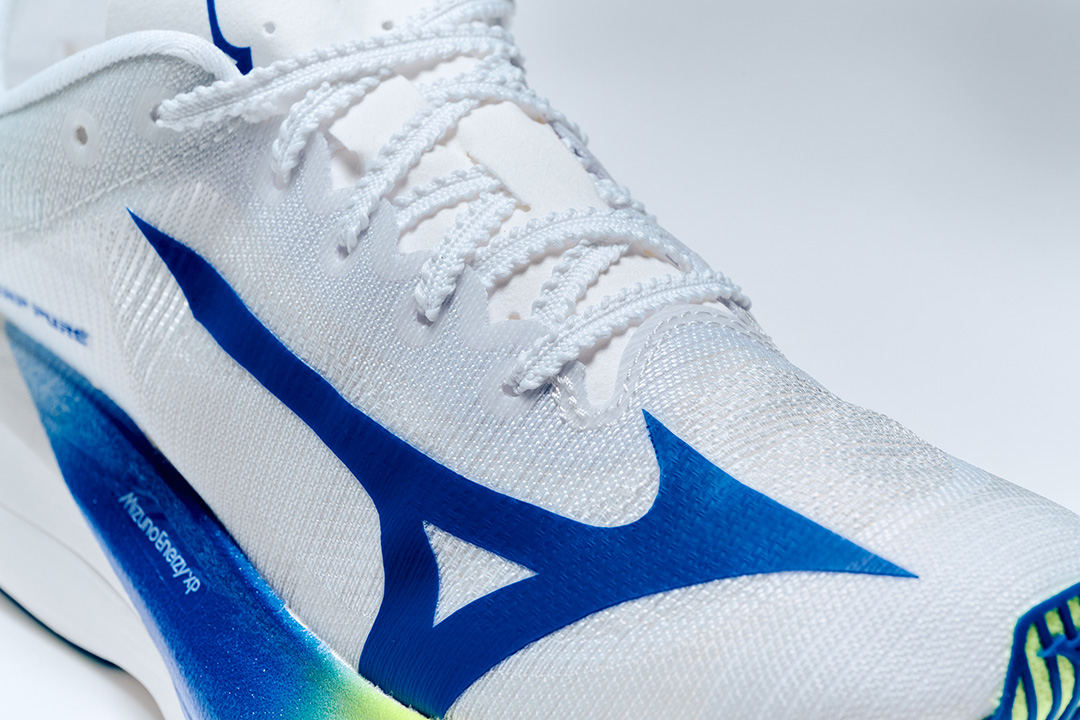 勝負レースにおいて、自分の限界を超越するために誕生。それが軽量性と反発性、安定性の3拍子が揃った、MIZUNO HYPERWARPだ!