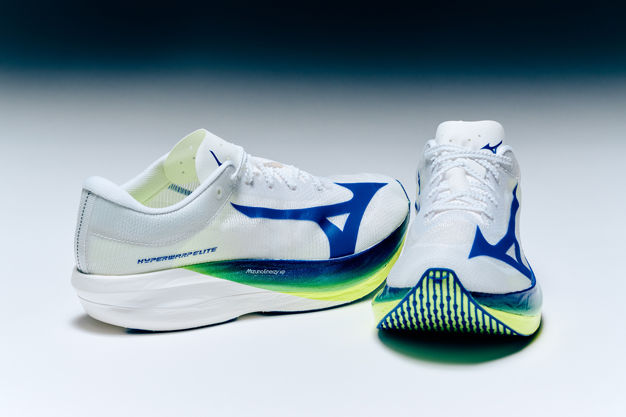 勝負レースにおいて、自分の限界を超越するために誕生。それが軽量性と反発性、安定性の3拍子が揃った、MIZUNO HYPERWARPだ!