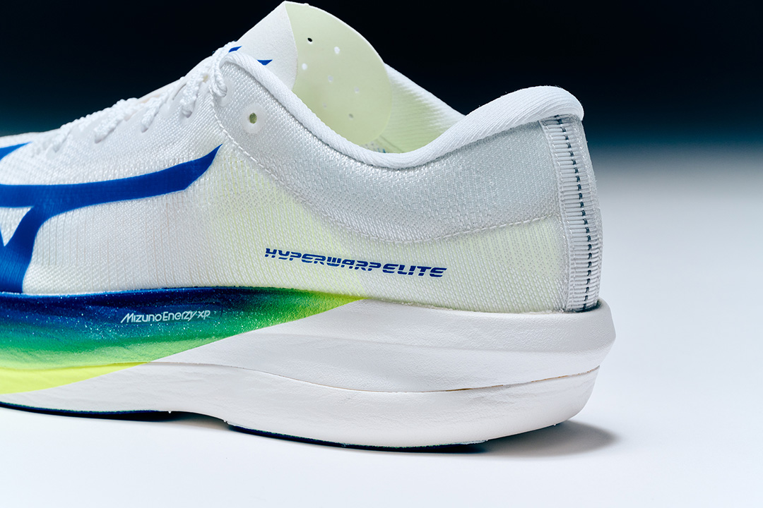 勝負レースにおいて、自分の限界を超越するために誕生。それが軽量性と反発性、安定性の3拍子が揃った、MIZUNO HYPERWARPだ!