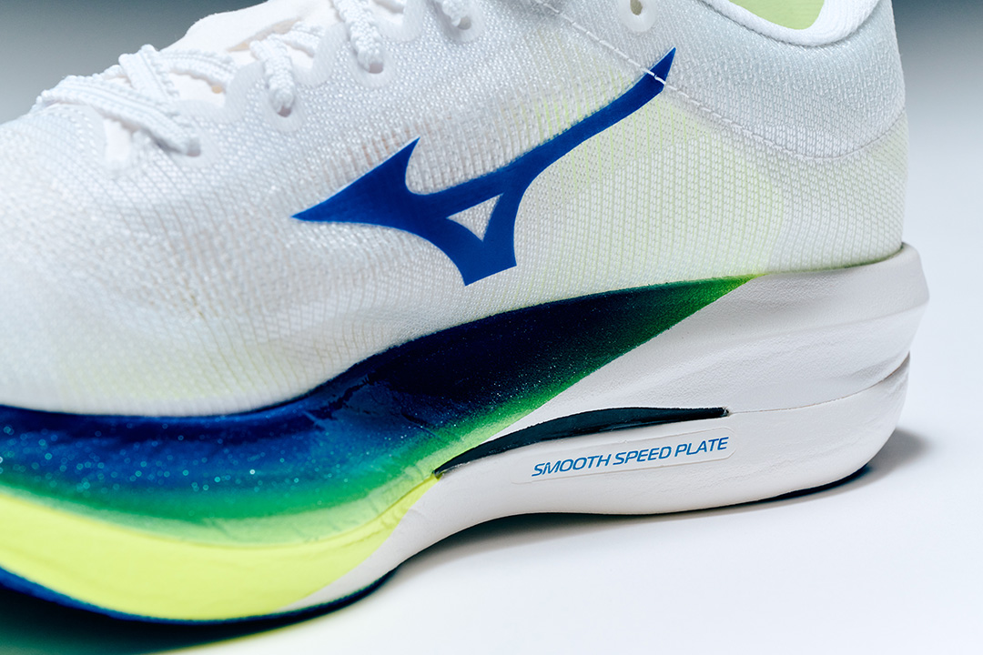 勝負レースにおいて、自分の限界を超越するために誕生。それが軽量性と反発性、安定性の3拍子が揃った、MIZUNO HYPERWARPだ!