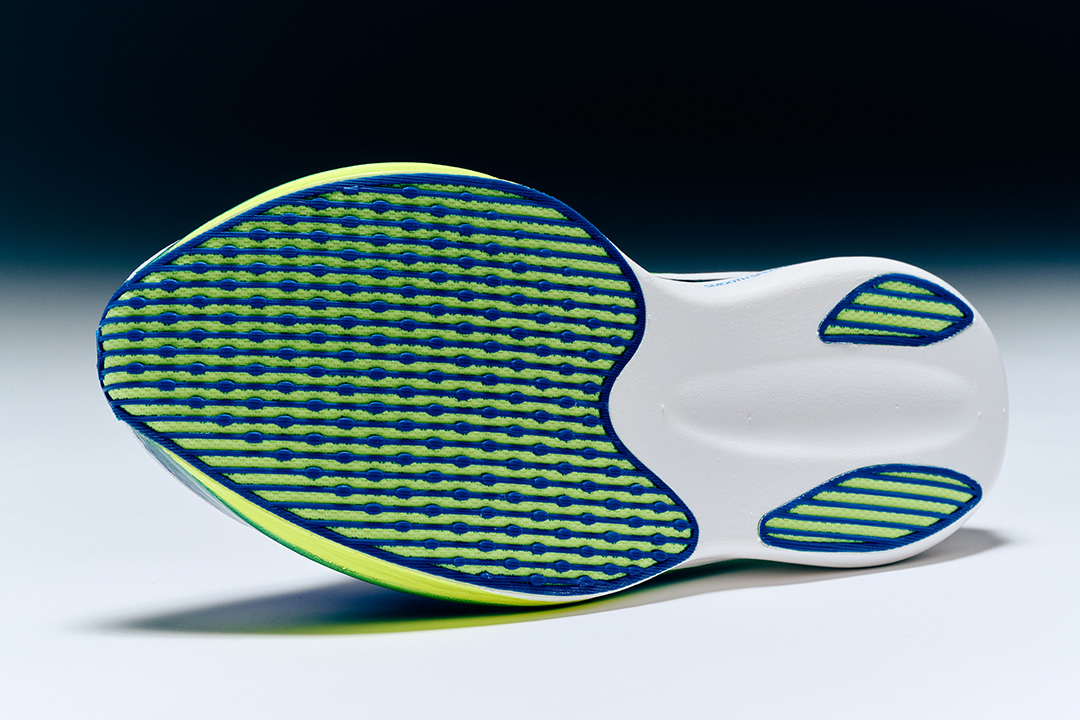 勝負レースにおいて、自分の限界を超越するために誕生。それが軽量性と反発性、安定性の3拍子が揃った、MIZUNO HYPERWARPだ!