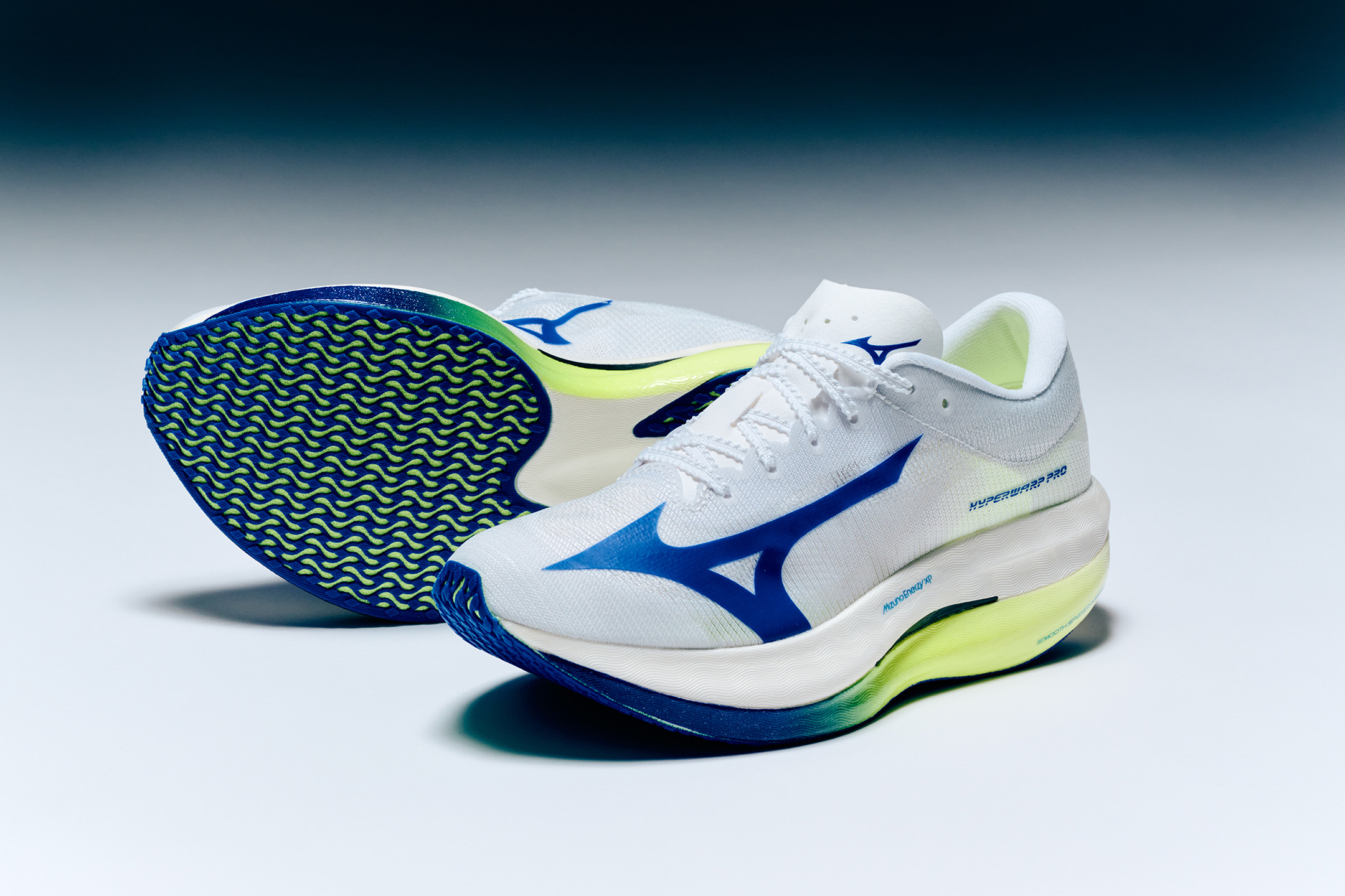 勝負レースにおいて、自分の限界を超越するために誕生。それが軽量性と反発性、安定性の3拍子が揃った、MIZUNO HYPERWARPだ!