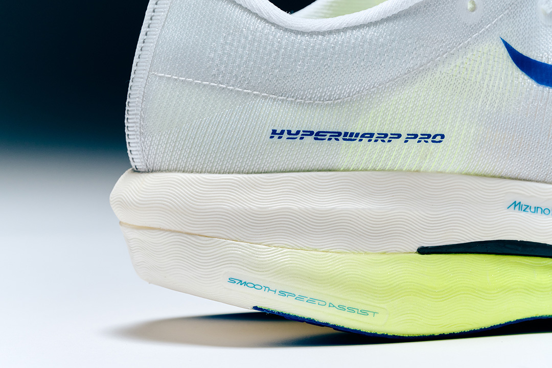 勝負レースにおいて、自分の限界を超越するために誕生。それが軽量性と反発性、安定性の3拍子が揃った、MIZUNO HYPERWARPだ!