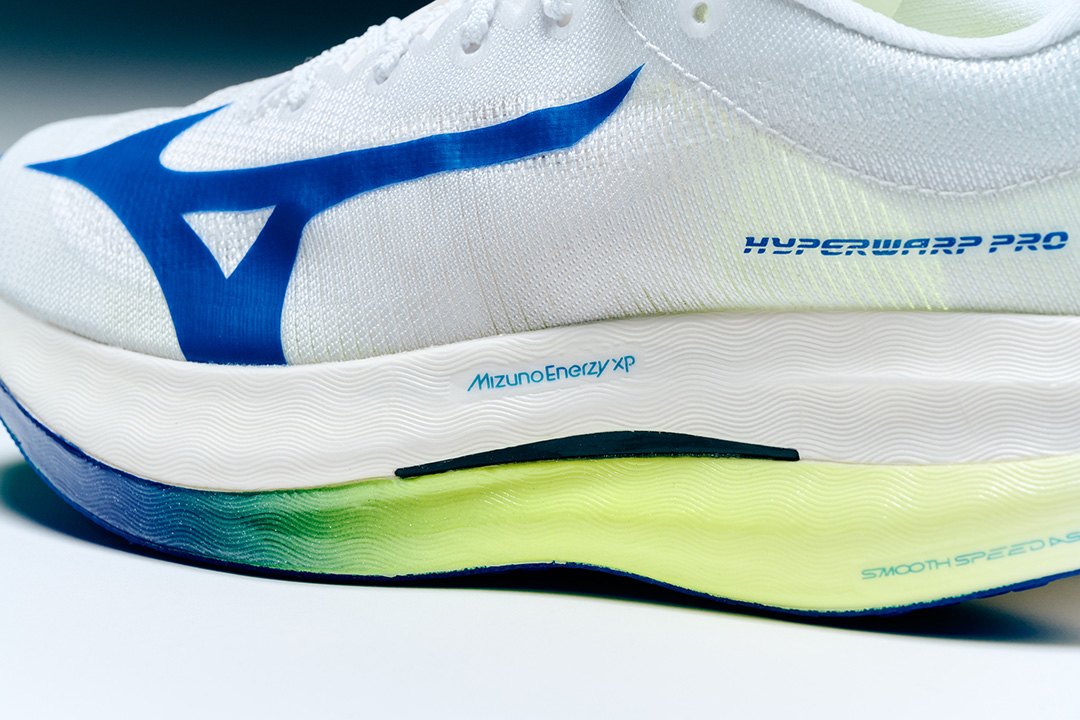 勝負レースにおいて、自分の限界を超越するために誕生。それが軽量性と反発性、安定性の3拍子が揃った、MIZUNO HYPERWARPだ!