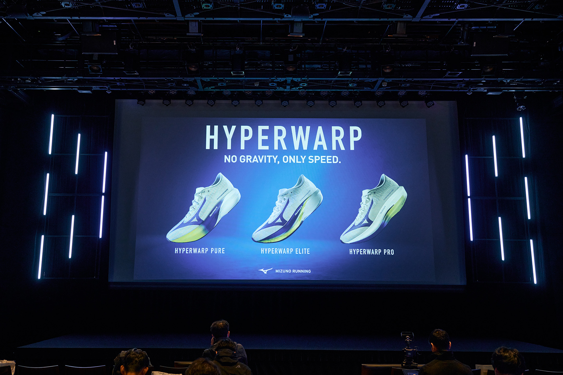 勝負レースにおいて、自分の限界を超越するために誕生。それが軽量性と反発性、安定性の3拍子が揃った、MIZUNO HYPERWARPだ!