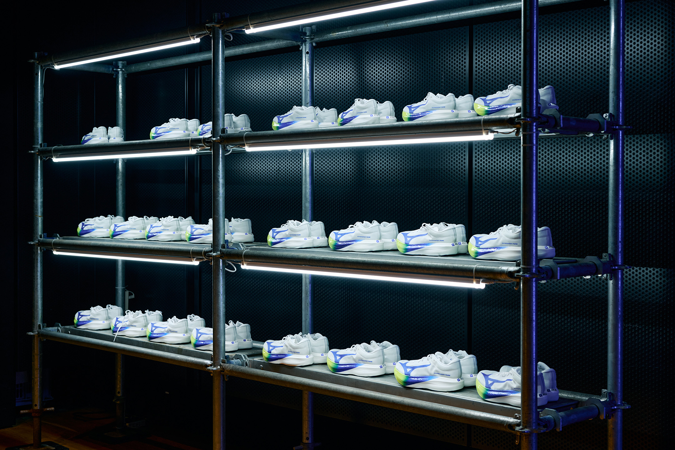 勝負レースにおいて、自分の限界を超越するために誕生。それが軽量性と反発性、安定性の3拍子が揃った、MIZUNO HYPERWARPだ!