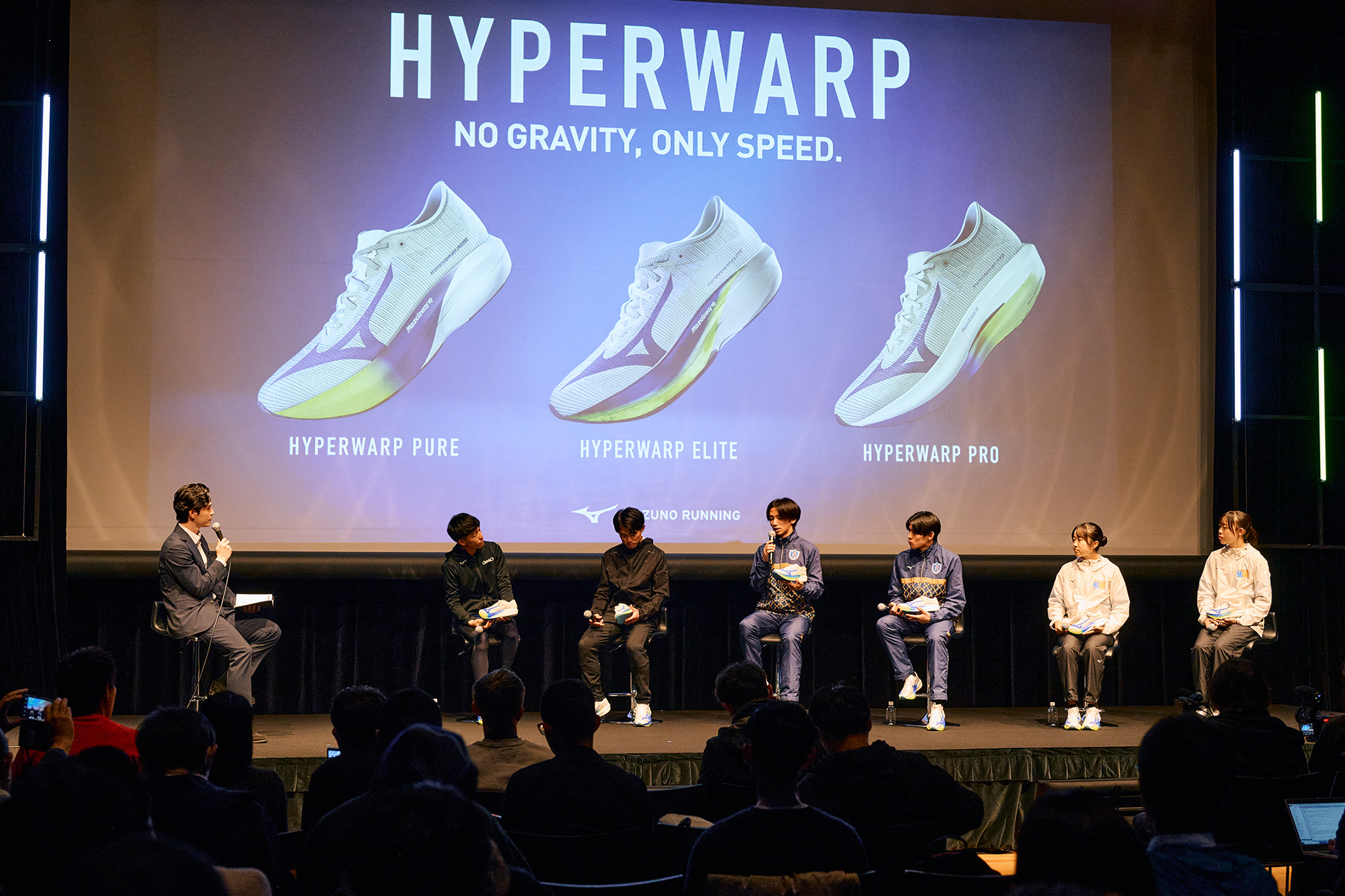 勝負レースにおいて、自分の限界を超越するために誕生。それが軽量性と反発性、安定性の3拍子が揃った、MIZUNO HYPERWARPだ！