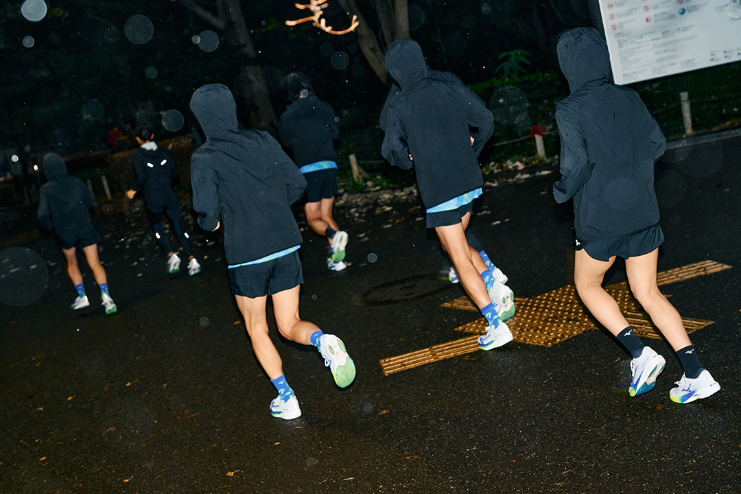 勝負レースにおいて、自分の限界を超越するために誕生。それが軽量性と反発性、安定性の3拍子が揃った、MIZUNO HYPERWARPだ!