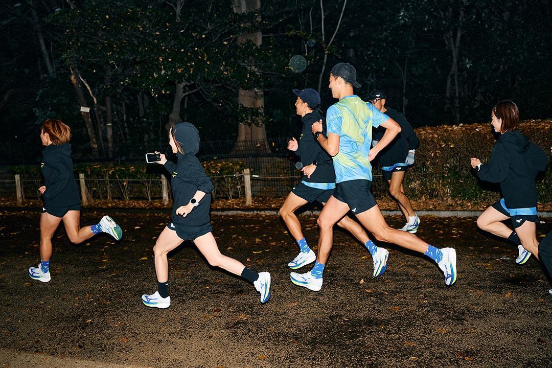 勝負レースにおいて、自分の限界を超越するために誕生。それが軽量性と反発性、安定性の3拍子が揃った、MIZUNO HYPERWARPだ!