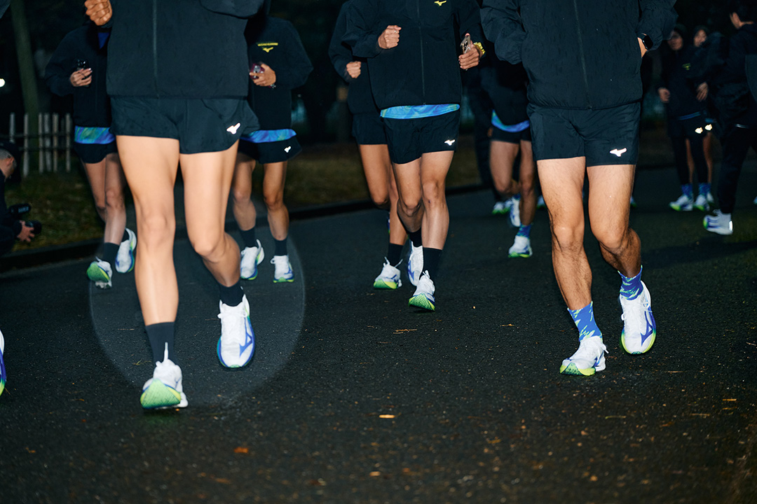 勝負レースにおいて、自分の限界を超越するために誕生。それが軽量性と反発性、安定性の3拍子が揃った、MIZUNO HYPERWARPだ!