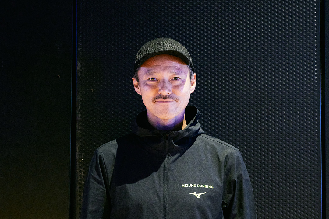 勝負レースにおいて、自分の限界を超越するために誕生。それが軽量性と反発性、安定性の3拍子が揃った、MIZUNO HYPERWARPだ!