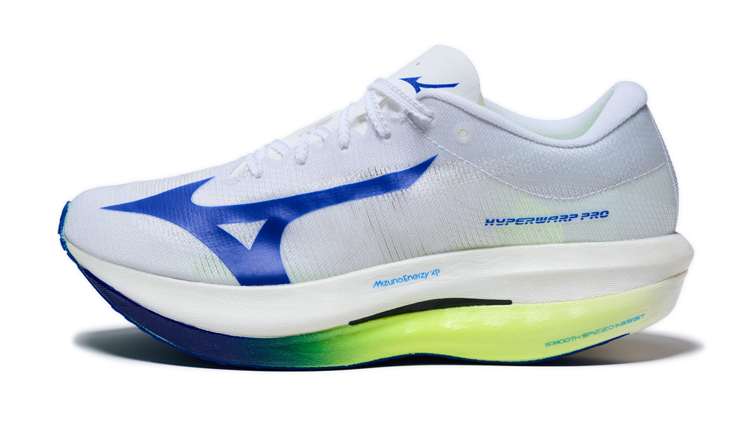勝負レースにおいて、自分の限界を超越するために誕生。それが軽量性と反発性、安定性の3拍子が揃った、MIZUNO HYPERWARPだ！