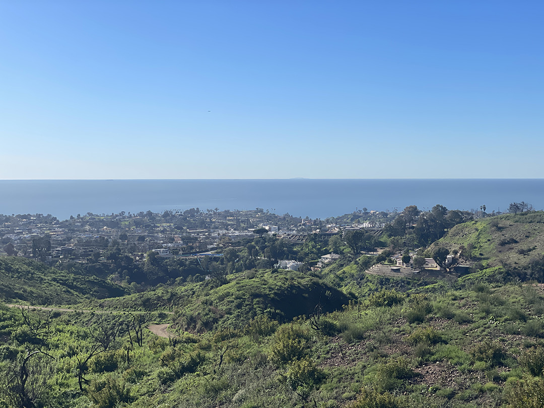 大火災から1年。復興途上の町、パシフィック・パリセイズで再開したトレイルを走る