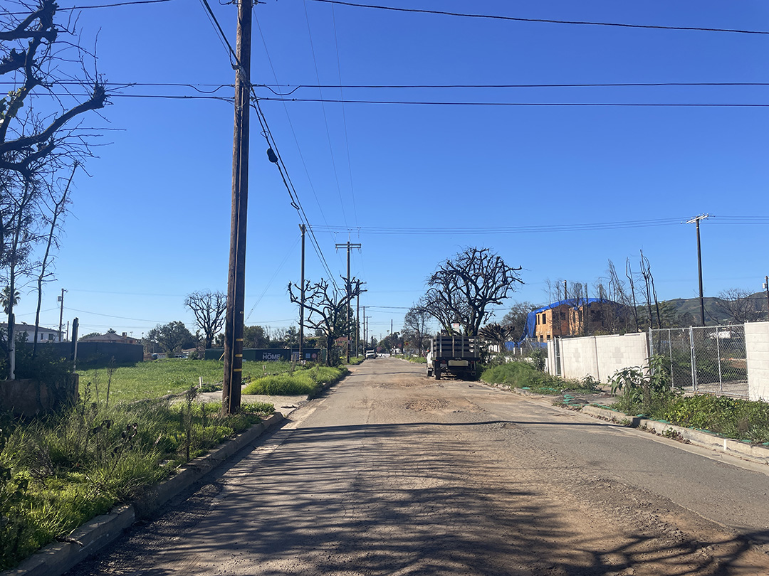 大火災から1年。復興途上の町、パシフィック・パリセイズで再開したトレイルを走る