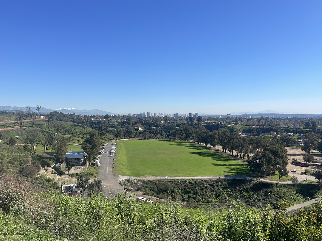 大火災から1年。復興途上の町、パシフィック・パリセイズで再開したトレイルを走る