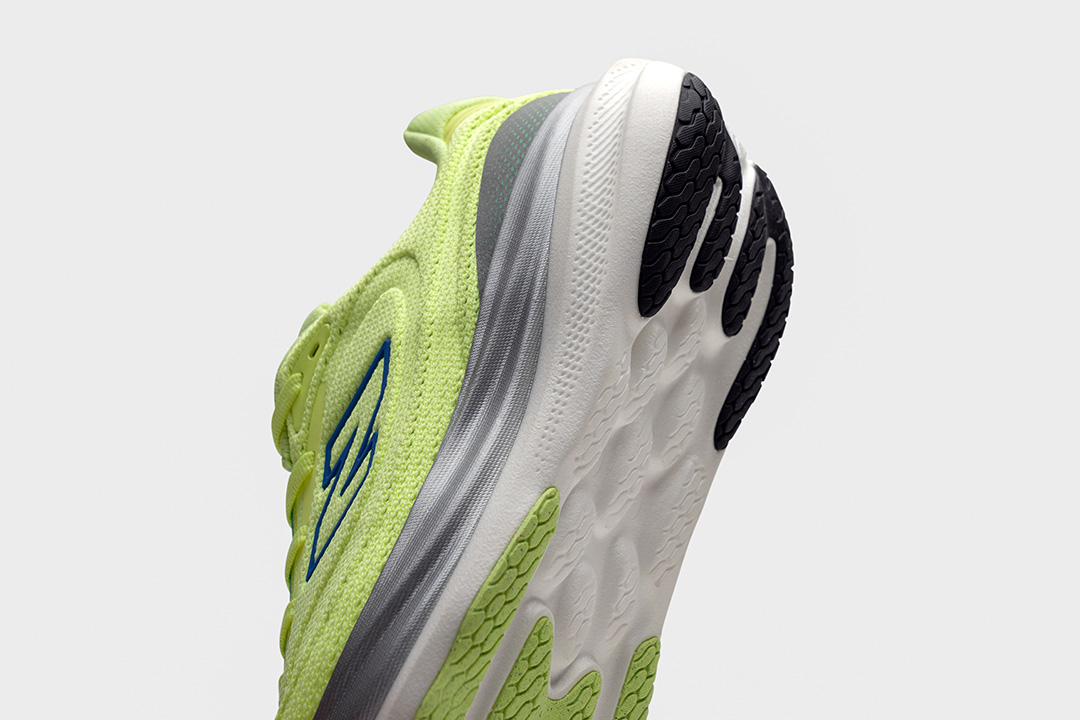 New Balance＜ニューバランス＞が新たなミッドソールプラットフォーム搭載の「1080v15」を発売。デイリーランがさらに快適に