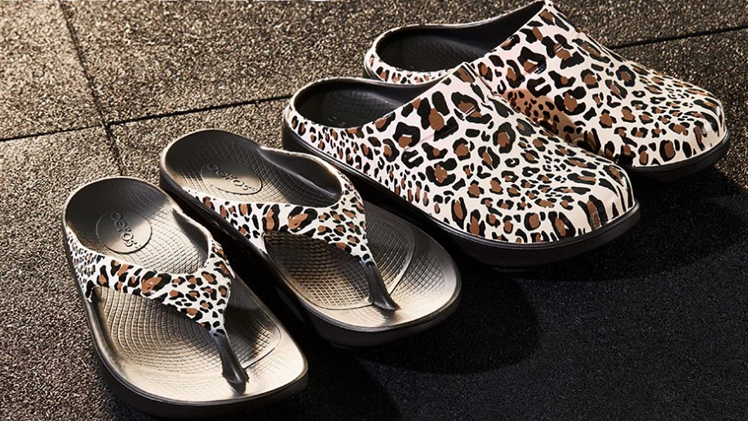OOFOS＜ウーフォス＞の定番モデルに、遊び心を少し加えた限定レオパードグラフィックが登場