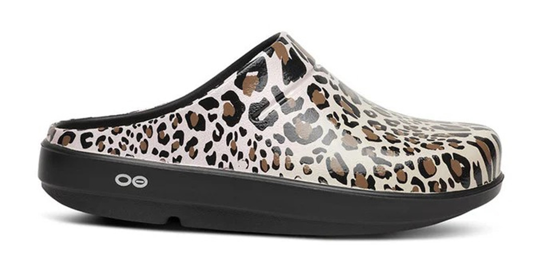 OOFOS＜ウーフォス＞の定番モデルに、遊び心を少し加えた限定レオパードグラフィックが登場