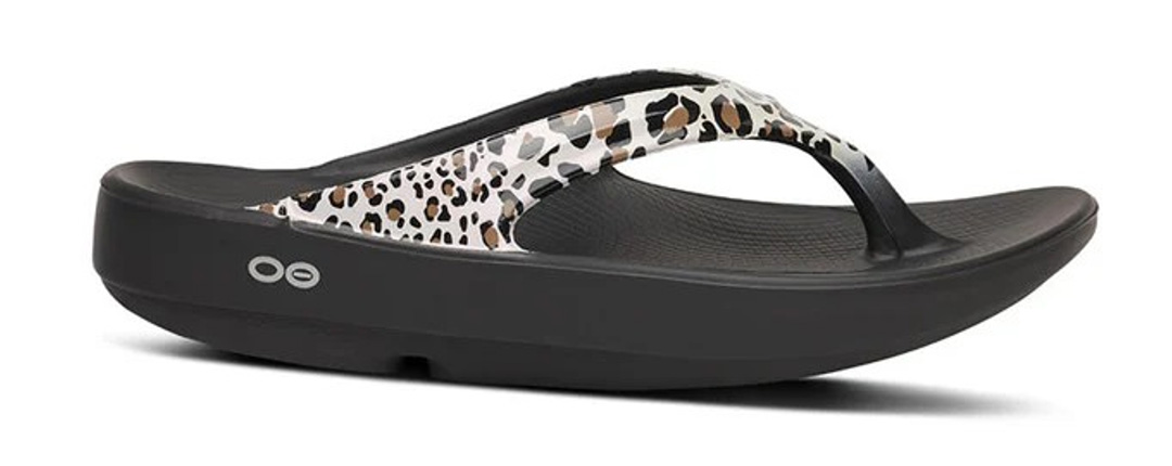 OOFOS＜ウーフォス＞の定番モデルに、遊び心を少し加えた限定レオパードグラフィックが登場