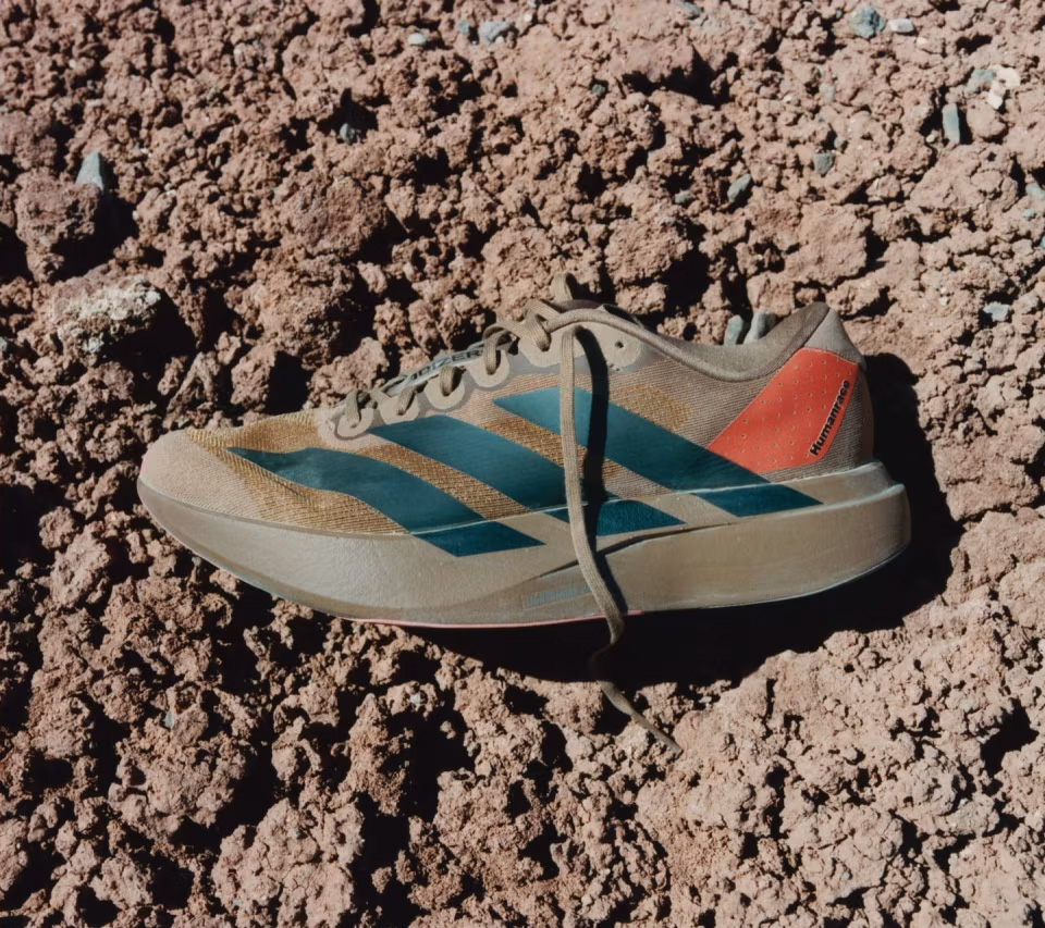 adidas＜アディダス＞とファレル・ウィリアムス率いるHumanrace＜ヒューマンレース＞が新たなランニングスタイルを提案する「ADIZERO EVO SL ‘Mars’」とアパレルを発表