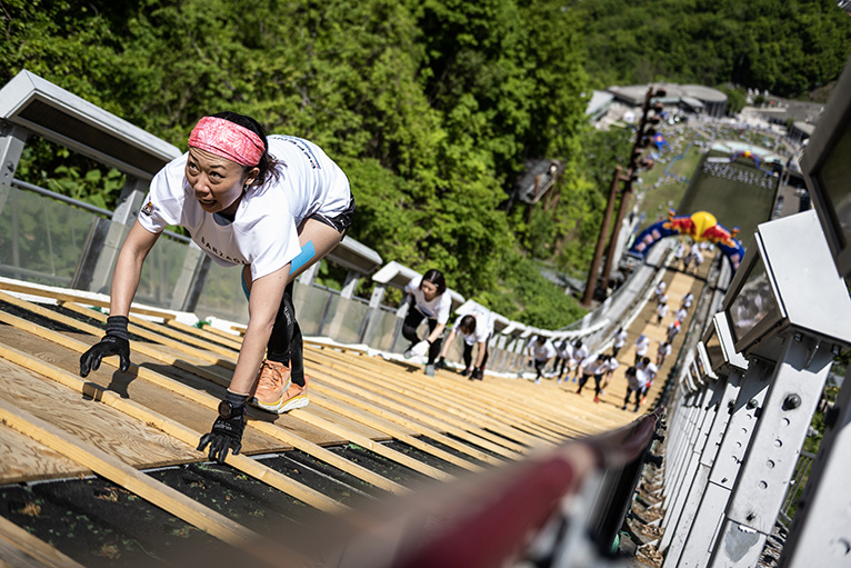急斜面のスキージャンプ台を駆け上がる400ｍレース「Red Bull 400」が、5月18日に開催決定。参加者募集もスタート